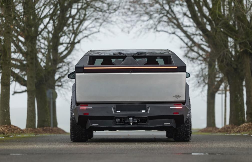 la livraison du cybertruck dual motor awd est repoussée à 2026, retardant la disponibilité du véhicule électrique performant et innovant.