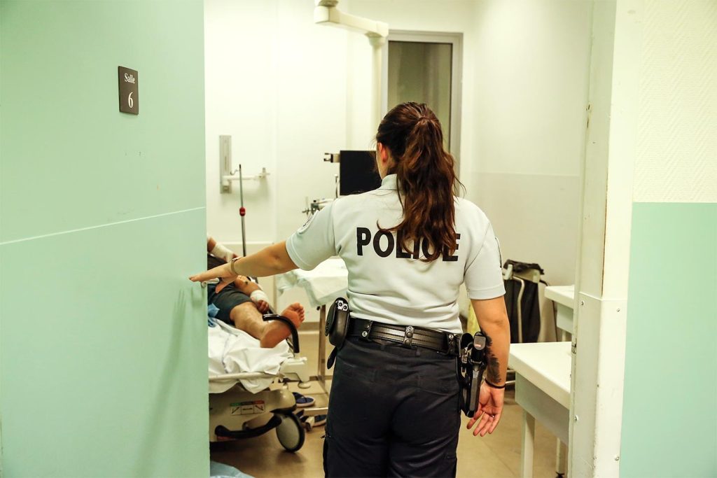 des policiers interviennent rapidement pour aider une femme en travail, utilisant google traduction pour communiquer efficacement et sauver sa vie.