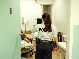 des policiers interviennent rapidement pour aider une femme en travail, utilisant google traduction pour communiquer efficacement et sauver sa vie.