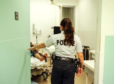 des policiers interviennent rapidement pour aider une femme en travail, utilisant google traduction pour communiquer efficacement et sauver sa vie.
