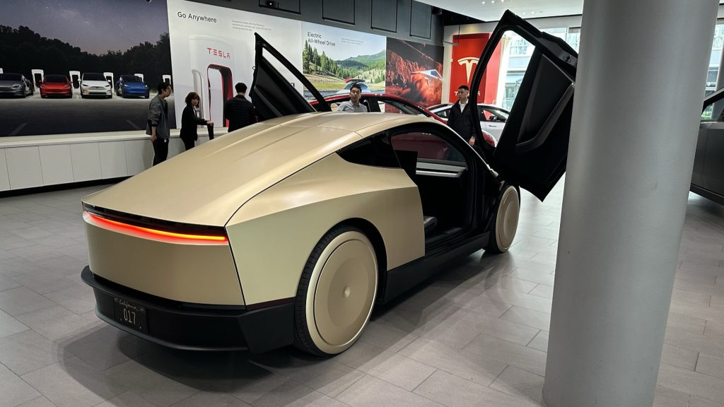 découvrez la première tesla cybercab produite à giga texas, une innovation révolutionnaire alliant performance, design futuriste et technologie de pointe.