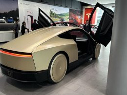 découvrez la première tesla cybercab produite à giga texas, une innovation révolutionnaire alliant performance, design futuriste et technologie de pointe.