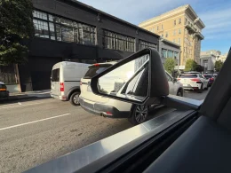 un propriétaire de tesla cybertruck propose la location du pilote automatique pour des interventions de sauvetage en urgence, alliant technologie avancée et rapidité d'action.