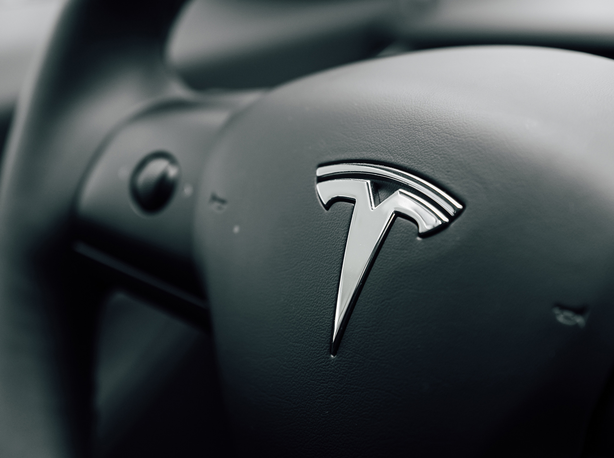 un propriétaire de tesla cybertruck loue son véhicule équipé du pilote automatique pour des interventions de sauvetage en urgence, offrant rapidité et efficacité.