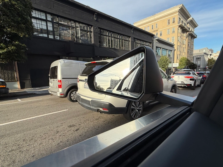 un propriétaire de tesla cybertruck propose la location du pilote automatique pour des interventions de sauvetage en urgence, alliant technologie avancée et rapidité d'action.