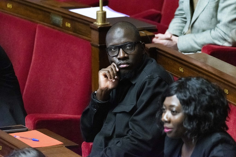 tesla accuse un membre d'ig metall d'avoir réalisé un enregistrement secret à l'usine giga berlin, suscitant un nouveau conflit entre le constructeur et le syndicat.