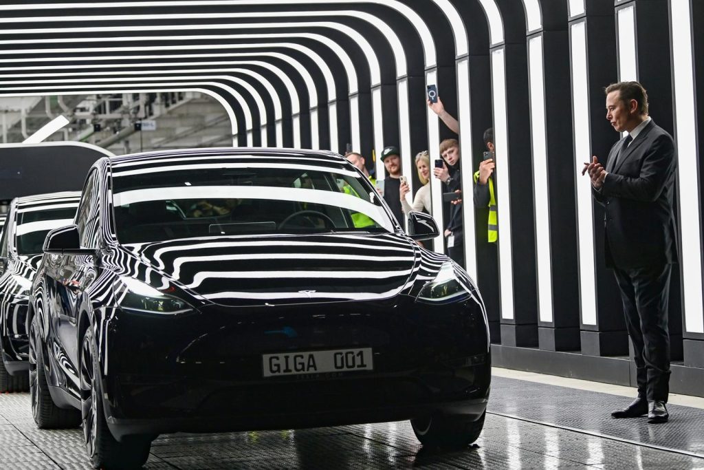 tesla accuse un membre d'ig metall d'avoir effectué un enregistrement secret à l'usine giga berlin, soulevant des tensions entre le constructeur automobile et le syndicat.