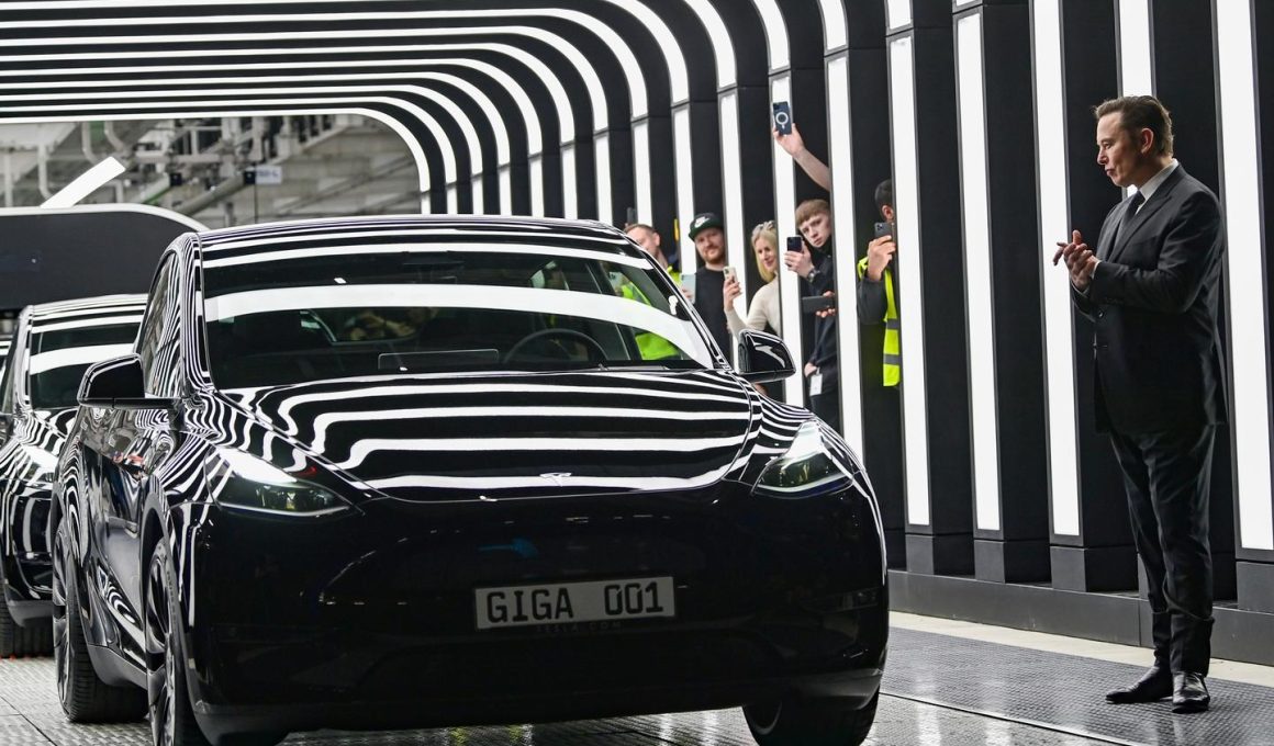 tesla accuse un membre d'ig metall d'avoir effectué un enregistrement secret à l'usine giga berlin, soulevant des tensions entre le constructeur automobile et le syndicat.