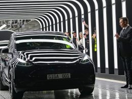 tesla accuse un membre d'ig metall d'avoir effectué un enregistrement secret à l'usine giga berlin, soulevant des tensions entre le constructeur automobile et le syndicat.
