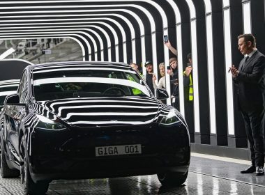 tesla accuse un membre d'ig metall d'avoir effectué un enregistrement secret à l'usine giga berlin, soulevant des tensions entre le constructeur automobile et le syndicat.
