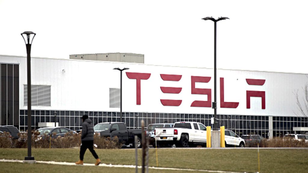 tesla atteint son objectif d'emploi pour la giga factory de new york à buffalo, renforçant ainsi l'économie locale et l'innovation industrielle.