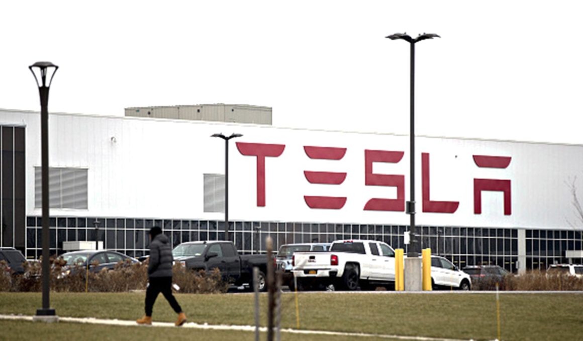 tesla atteint son objectif d'emploi pour la giga factory de new york à buffalo, renforçant ainsi l'économie locale et l'innovation industrielle.