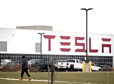 tesla atteint son objectif d'emploi pour la giga factory de new york à buffalo, renforçant ainsi l'économie locale et l'innovation industrielle.