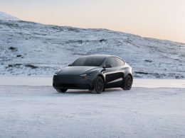 tesla dévoile une nouvelle finition pour le model y, alliant design élégant et performances améliorées pour une expérience de conduite unique.