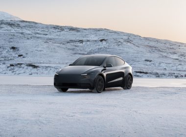 tesla dévoile une nouvelle finition pour le model y, alliant design élégant et performances améliorées pour une expérience de conduite unique.