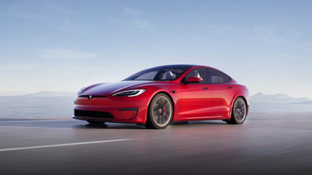 découvrez la tesla model s, voiture emblématique célébrant 30 ans d'innovation, de performance et de design futuriste.