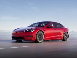 découvrez la tesla model s, voiture emblématique célébrant 30 ans d'innovation, de performance et de design futuriste.