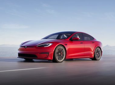 découvrez la tesla model s, voiture emblématique célébrant 30 ans d'innovation, de performance et de design futuriste.