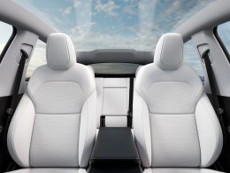 découvrez la tesla model y 6 places, désormais validée en australie, offrant espace, performance et technologie de pointe pour toute la famille.