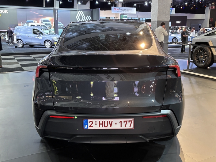 découvrez pourquoi la tesla model y a été élue voiture de l'année 2026 en australie, alliant innovation, performance et design.