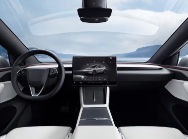 découvrez le nouveau véhicule tesla équipé d'une navigation innovante pour une expérience de conduite futuriste et sécurisée.