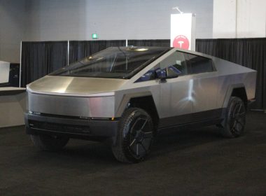 découvrez la nouvelle version du cybertruck de tesla, désormais disponible à un prix plus abordable, alliant performance et design futuriste.