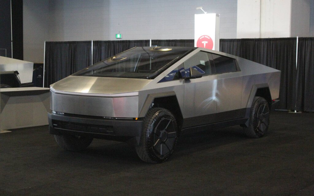 découvrez la nouvelle version du cybertruck de tesla, désormais disponible à un prix plus abordable, alliant performance et design futuriste.