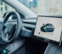 découvrez pourquoi tesla refuse d'intégrer apple carplay dans ses véhicules, une décision aux raisons surprenantes qui impacte les conducteurs et leurs habitudes connectées.