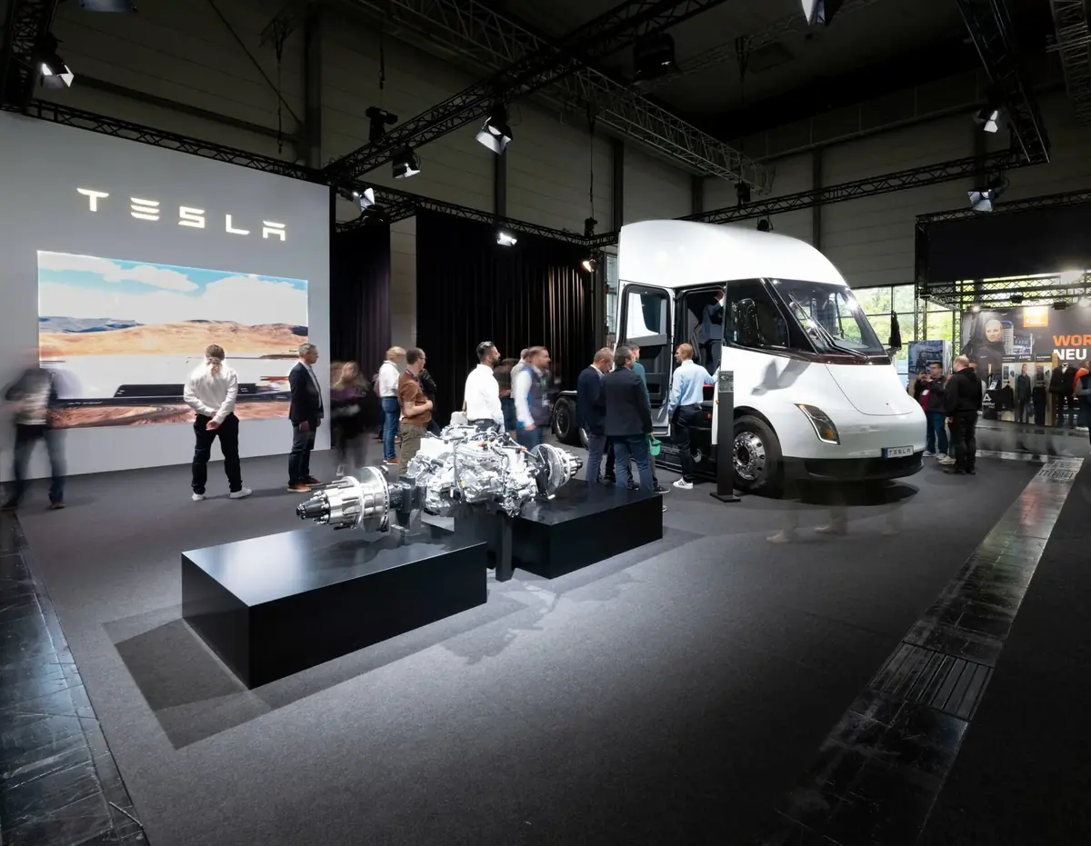 le tesla semi devient éligible à 165 millions de dollars d'incitations en californie, renforçant son avantage économique et environnemental sur le marché des poids lourds électriques.