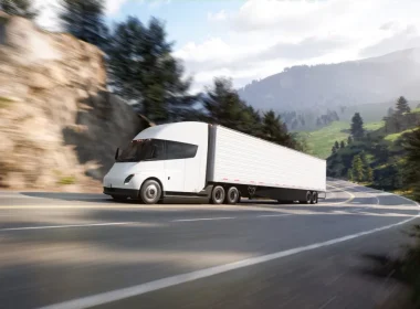 découvrez l'arrivée du tesla semi en europe dès l'année prochaine, révolutionnant le transport de marchandises avec une technologie électrique avancée et durable.