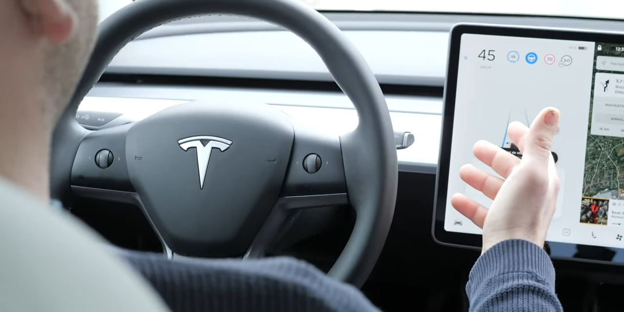 tesla retire l'option de conduite autonome, impactant les fonctionnalités avancées de ses véhicules électriques.
