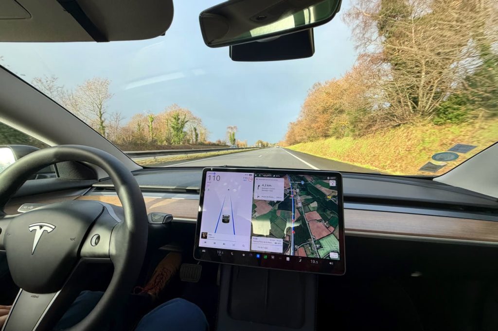 tesla retire l'option de conduite autonome de ses véhicules, marquant un changement majeur dans ses fonctionnalités de conduite assistée.