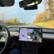 tesla retire l'option de conduite autonome de ses véhicules, marquant un changement majeur dans ses fonctionnalités de conduite assistée.