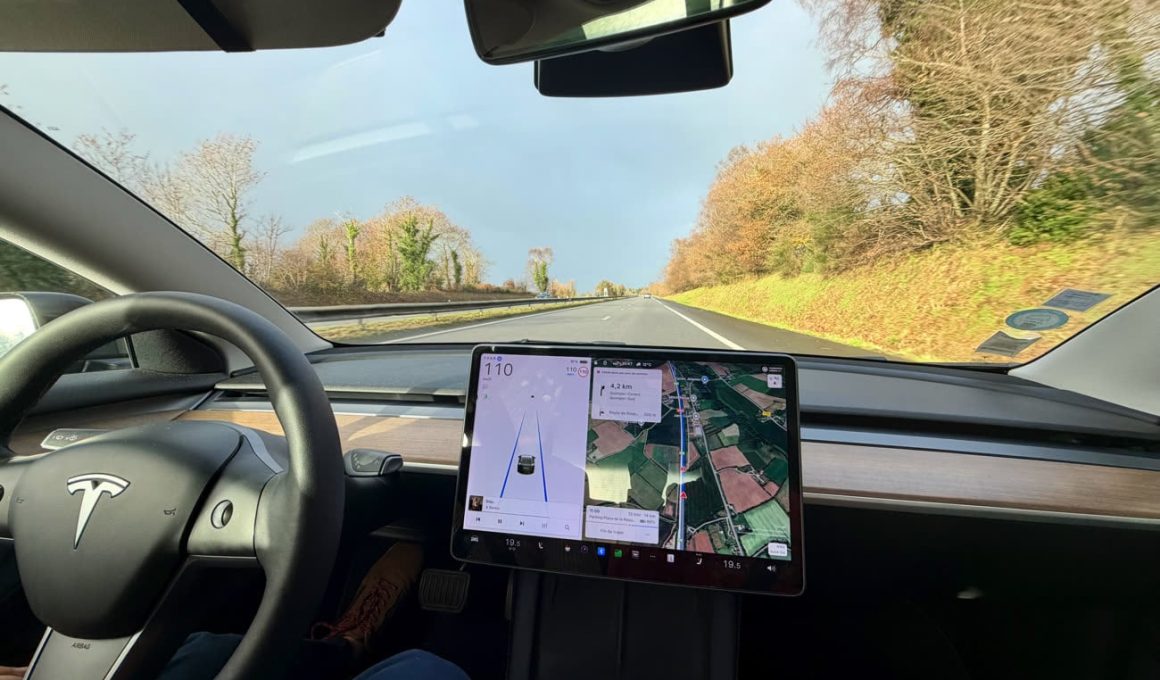 tesla retire l'option de conduite autonome de ses véhicules, marquant un changement majeur dans ses fonctionnalités de conduite assistée.