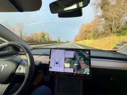 tesla retire l'option de conduite autonome de ses véhicules, marquant un changement majeur dans ses fonctionnalités de conduite assistée.