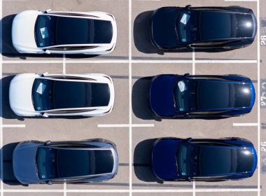 découvrez l'histoire du cadre tesla emblématique qui part après 13 ans de succès et d'innovation dans l'industrie automobile.