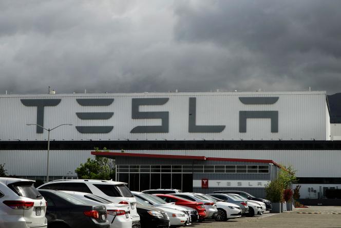 une ville californienne envisage d'interdire les activités de tesla et spacex, suscitant un débat autour de l'impact économique et environnemental de ces entreprises innovantes.