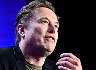 une ville californienne envisage d'interdire les activités de tesla et spacex, suscitant un débat autour de l'innovation et de la réglementation locale.