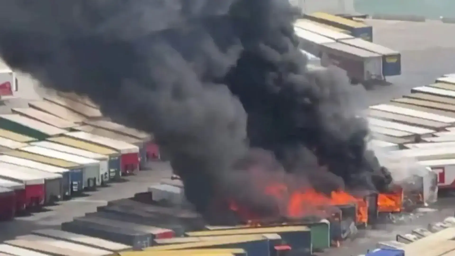 Humo y fuego en la terminal de ferris del Puerto de Barcelona