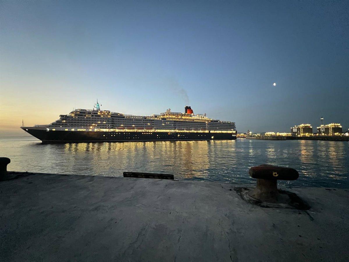 Barco de cruceros atracado en Gijón