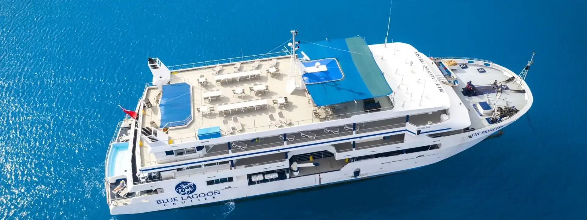 Crucero encallado en arrecife en el Pacífico