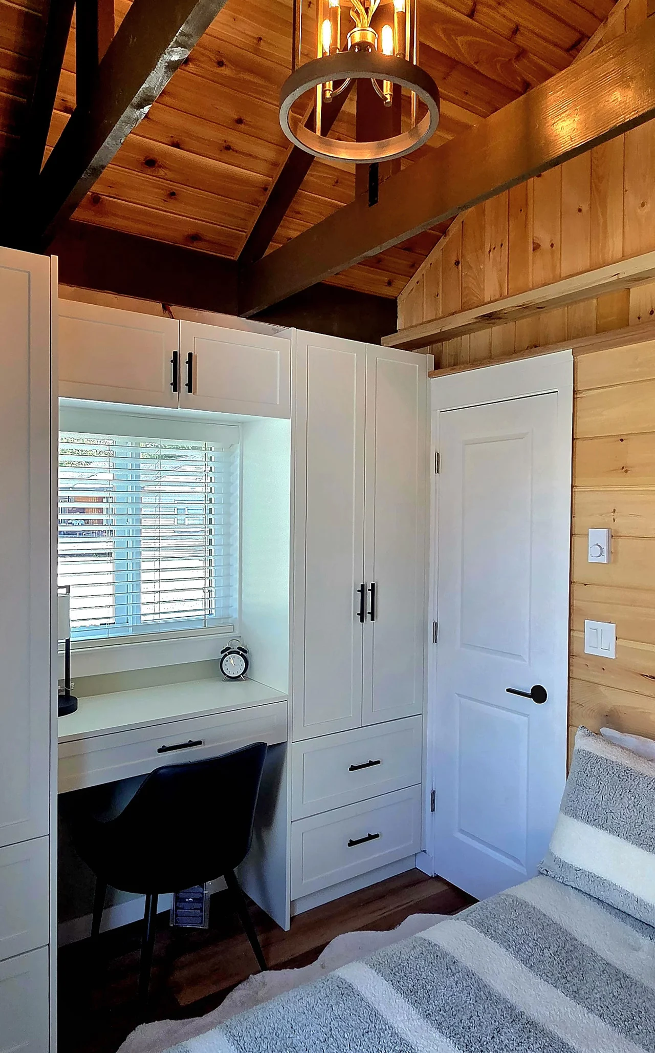 Découvrez le Berenstein Bear : La Tiny Home Étonnamment Spacieuse aux Allures de Cabane en Bois ! - plare. 1781469795 586 Decouvrez le Berenstein Bear La Tiny Home Etonnamment Spacieuse - plare.