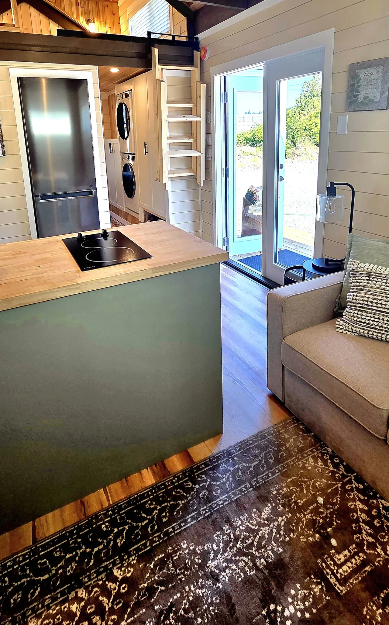 Découvrez le Berenstein Bear : La Tiny Home Étonnamment Spacieuse aux Allures de Cabane en Bois ! - plare. 1781469795 613 Decouvrez le Berenstein Bear La Tiny Home Etonnamment Spacieuse - plare.