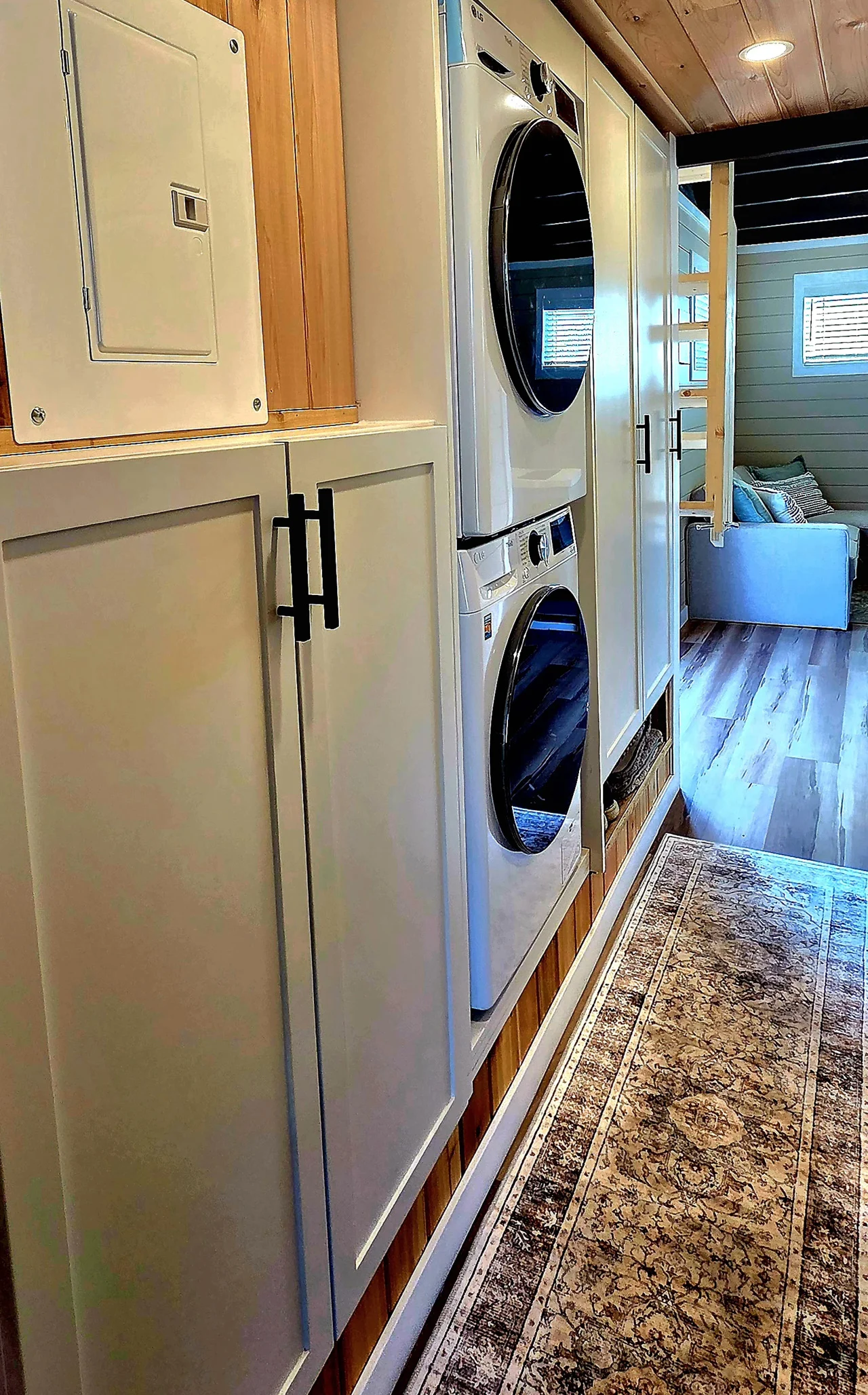Découvrez le Berenstein Bear : La Tiny Home Étonnamment Spacieuse aux Allures de Cabane en Bois ! - plare. 1781469795 822 Decouvrez le Berenstein Bear La Tiny Home Etonnamment Spacieuse - plare.