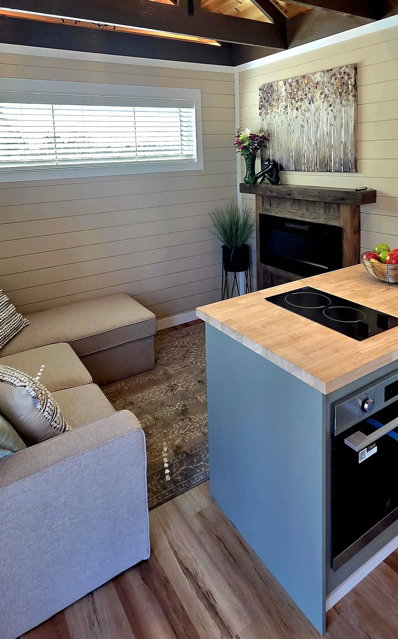 Découvrez le Berenstein Bear : La Tiny Home Étonnamment Spacieuse aux Allures de Cabane en Bois ! - plare. 1781469795 869 Decouvrez le Berenstein Bear La Tiny Home Etonnamment Spacieuse - plare.