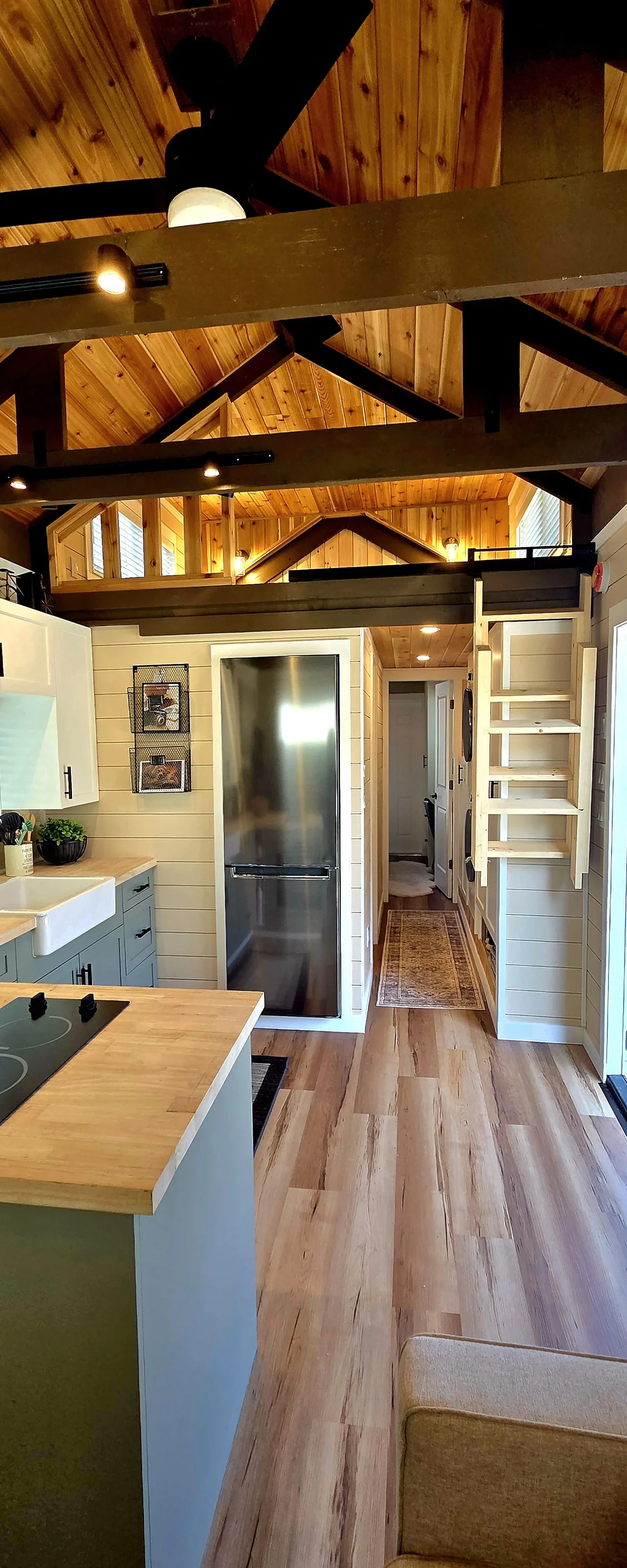 Découvrez le Berenstein Bear : La Tiny Home Étonnamment Spacieuse aux Allures de Cabane en Bois ! - plare. 1781469796 622 Decouvrez le Berenstein Bear La Tiny Home Etonnamment Spacieuse - plare.