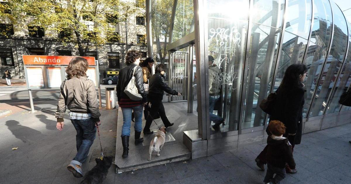 Voyager avec un chien dans Metro Bilbao Personne avec un chien attendant sur le quai du métro